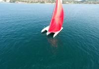 rosso spinnaker-gennaker bianco trimarano barca a vela blu mare